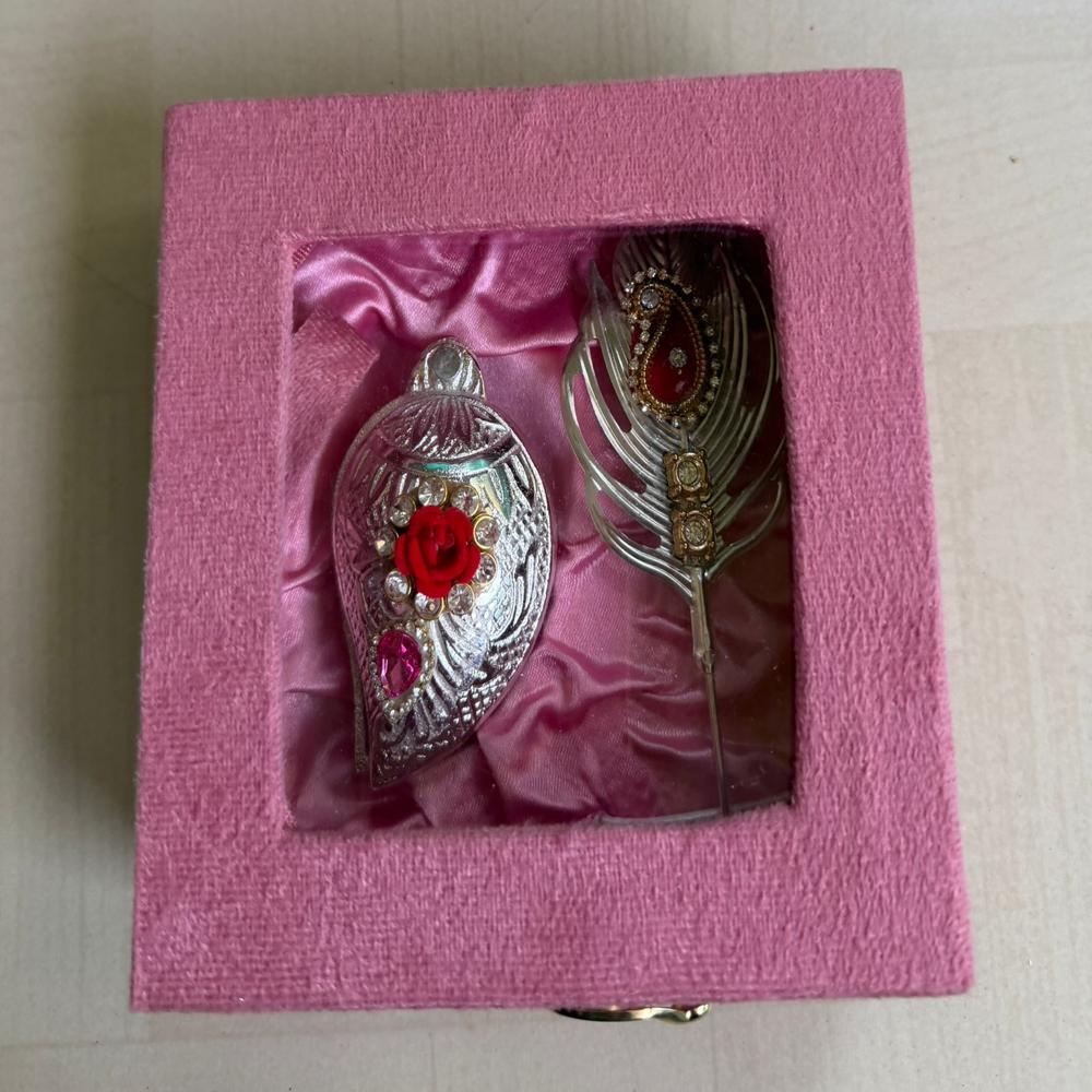 Decorative Shankh Dibbi Tilak Stick In See Through High Quality Sued Velvet Box - Color: Silver