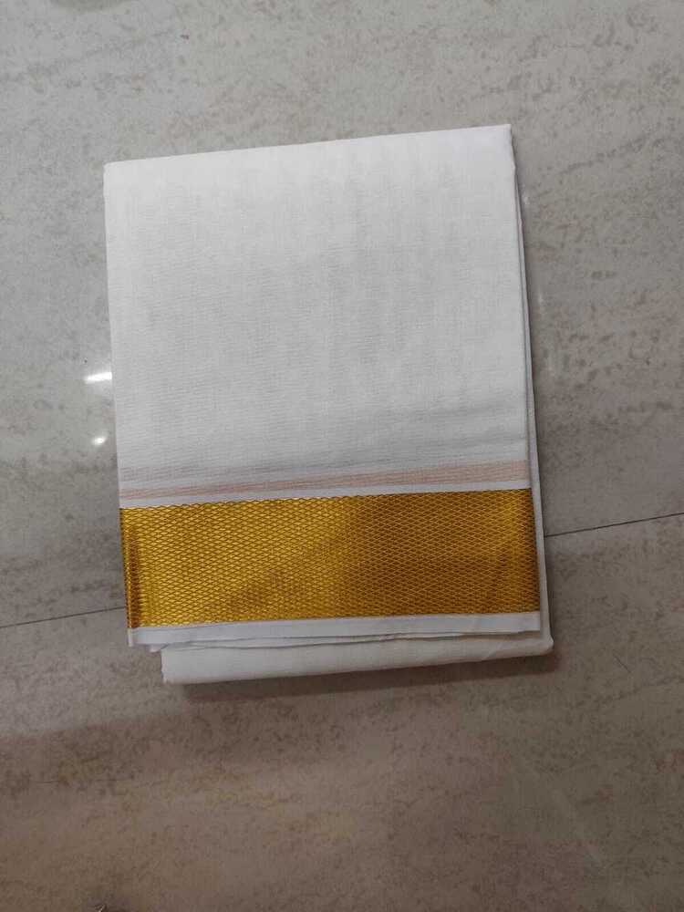 सोने की सीमा के साथ धोती