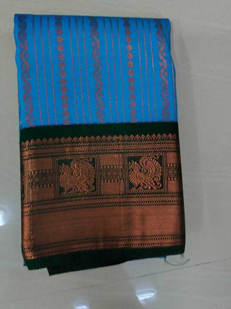 आसमान नीले रंग की मुलायम रेशमी साड़ी