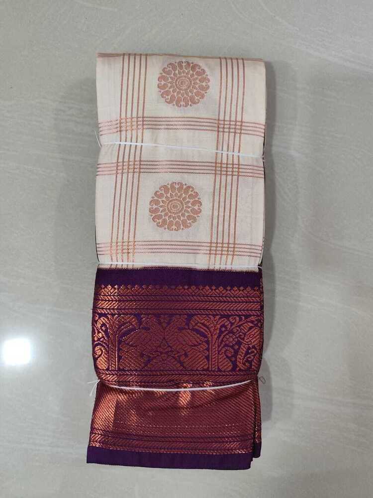 मेहरून और सफेद रंग की सॉफ्ट सिल्क साड़ी