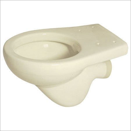 दीवार पर लटके हुए पानी के क्लोजेट्स