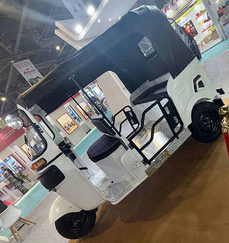 L5 Extreme Loader Model In Trim Model With 153 Ah Lithium Battery