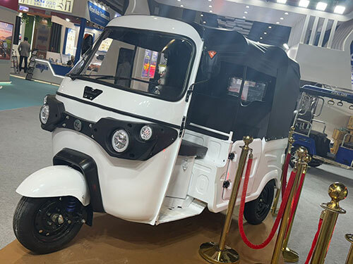 L5 Buddy Model In 232 Ah Lithium Battery Passenger E-Rickshaw