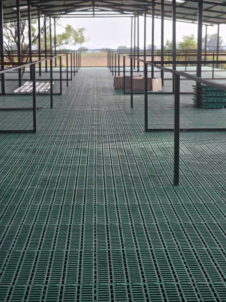 2X2 Green Plastic Selted Flooring