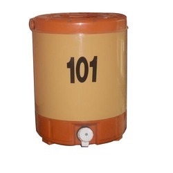 रंगीन पानी का जग