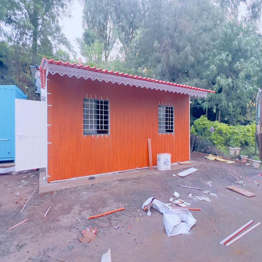 Portable Farmhouse - Color: Multicolor