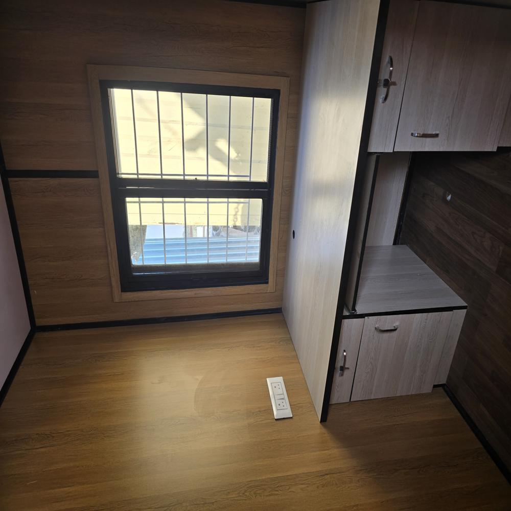Gi Mobile Container Cabin - Color: White & Orange