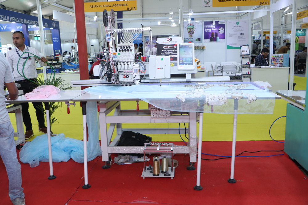 Rt-90901-550-1200 Single Head Mixed Chenille Embroidery Machine - Advantage: High Speed
