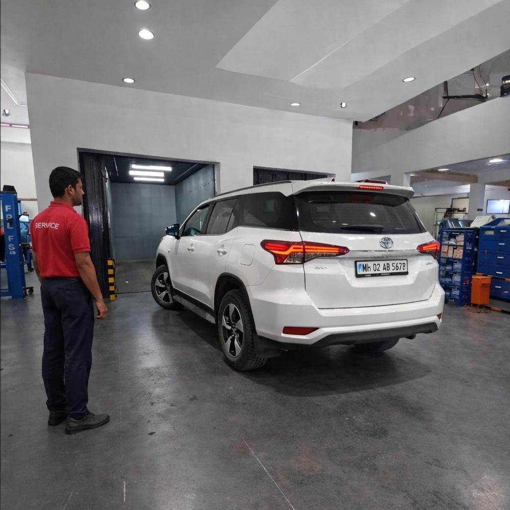 Hydraulic Lift For Car - Color: Golden Yellow