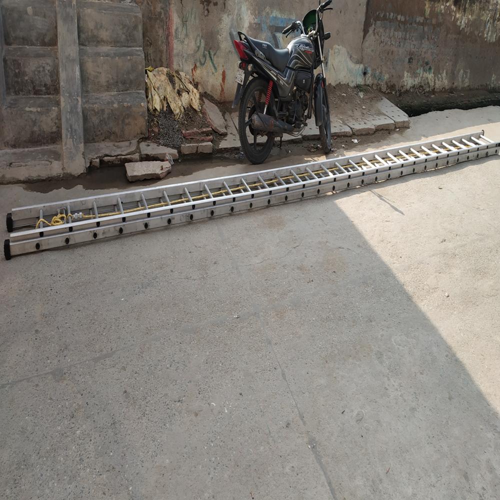 ALUMINIUM EXTENSION LADDER WITH RAILING