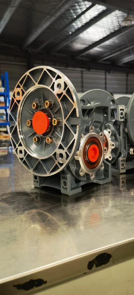 Worm Gear Speed Reducer - 3 Hp, Single Phase, Flange Mount, Horizontal Orientation, Cast Iron | High Efficiency For Conveyors And Industrial Applications