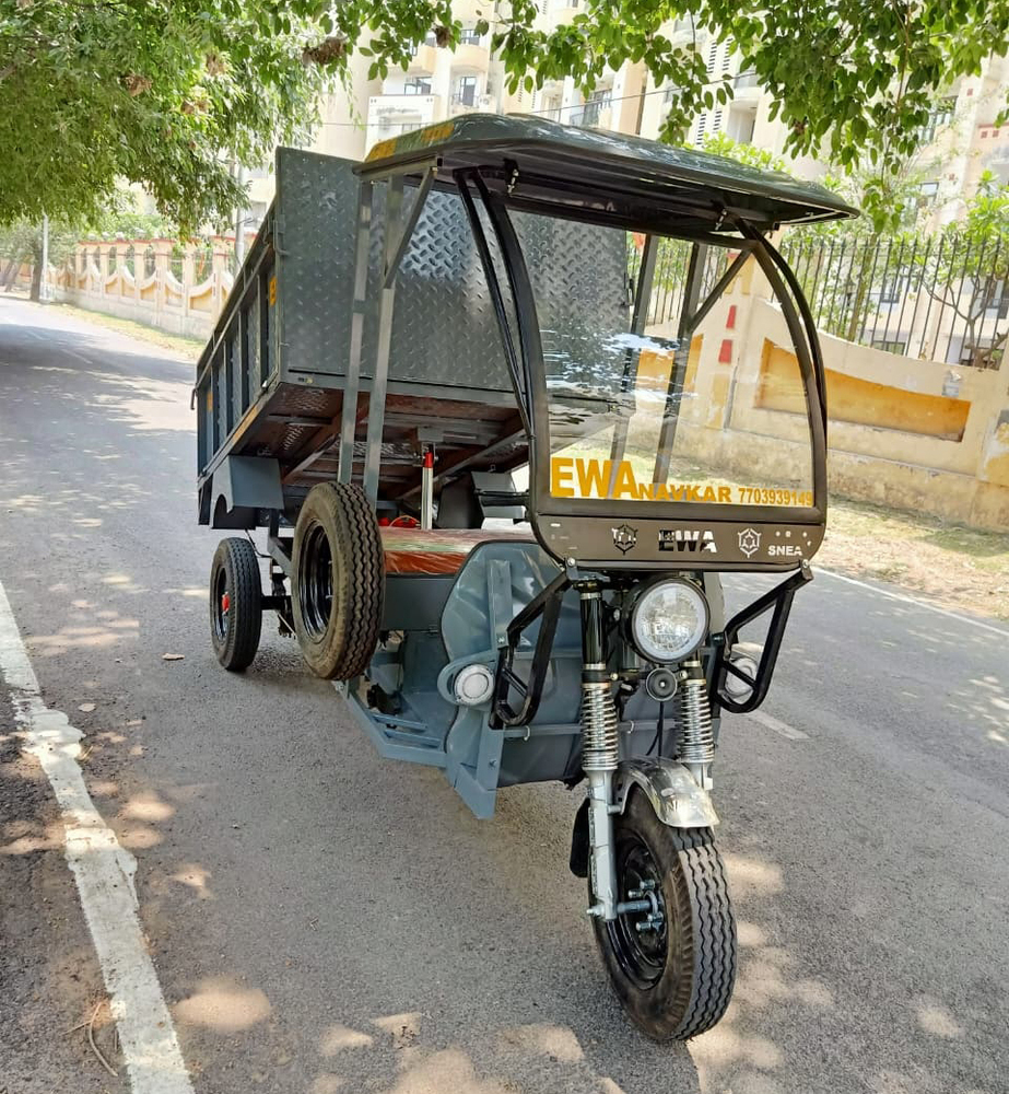 इलेक्ट्रिक लोडर रिक्शा जिसमें हाइड्रॉलिक लिफ्ट है