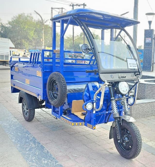 Three Wheeler Electric Loader - Charging Time: 6-7 Hours