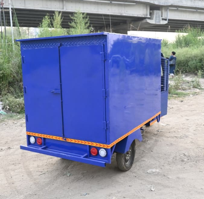 Close Body E Rickshaw Loader - Features: Durability