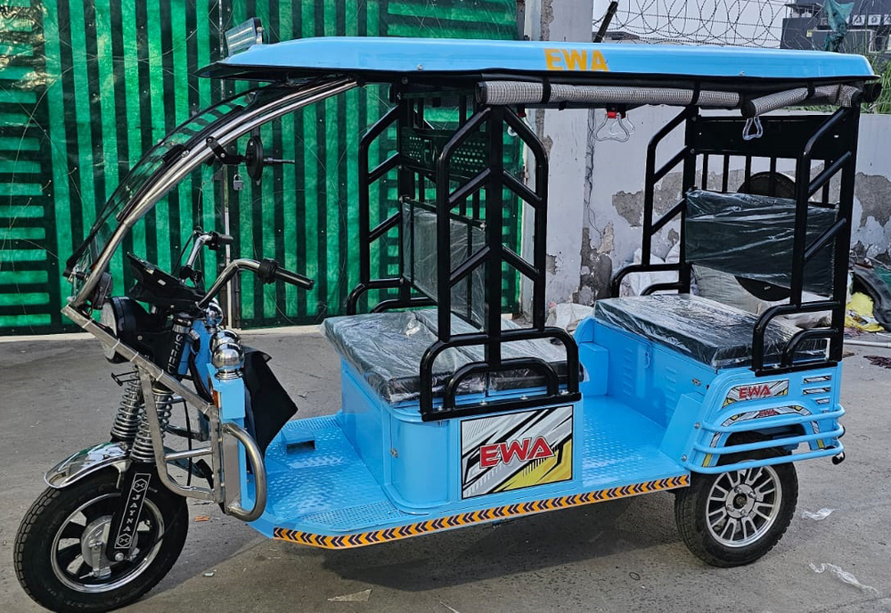 Blue Battery Operated Sawari Rickshaw - Charging Time: 4-5 Hours