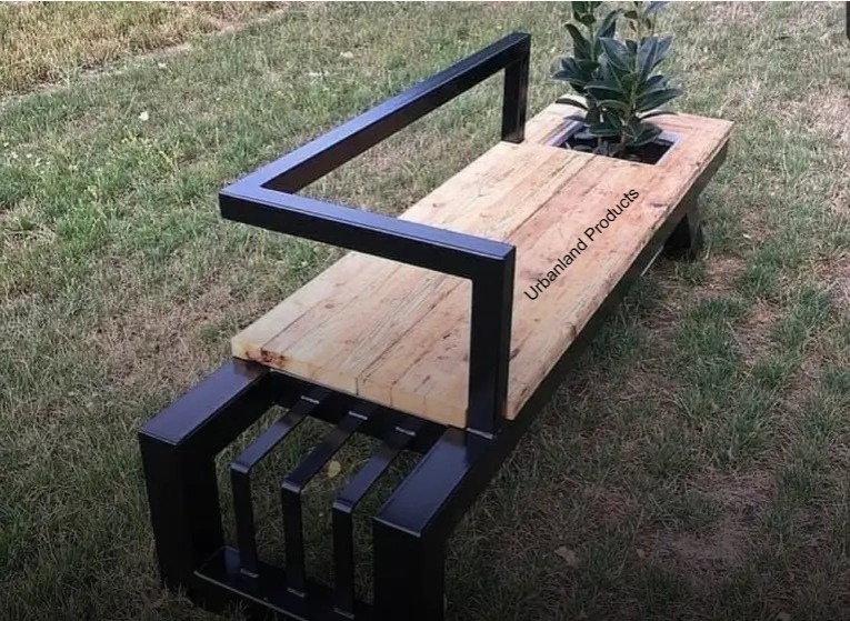 SETTING WITH PLANTER