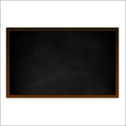 लकड़ी के फ्रेम वाला ब्लैकबोर्ड