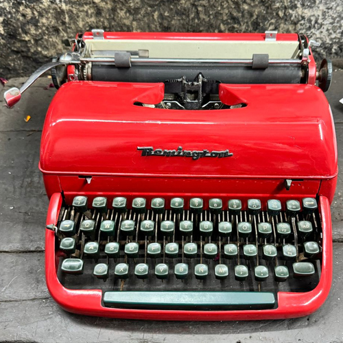 Antique Typewriter - Feature: Reusable