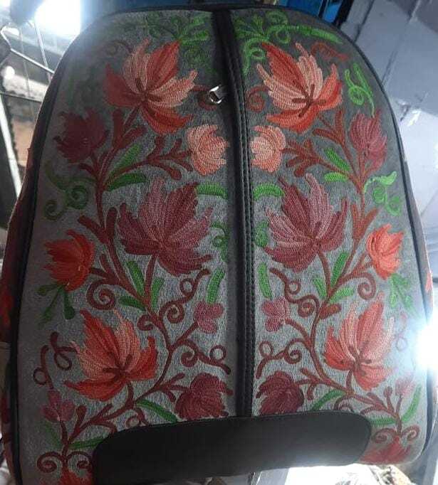 कश्मीरी आरी कढ़ाई हैंडबैग