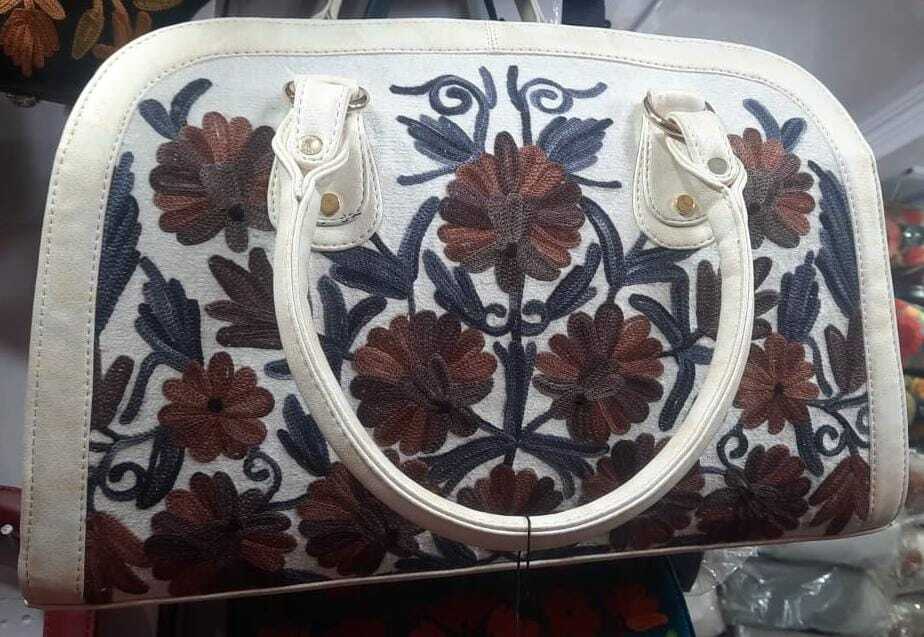 महिलाओं का कश्मीरी कढ़ाई वाला हैंडबैग