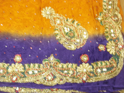 हाथ से बने हुए पत्थर की साड़ियाँ