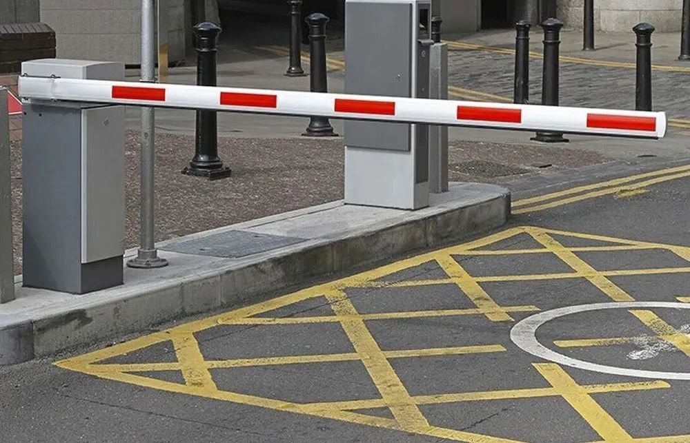 Boom Barrier - Color: White With Red