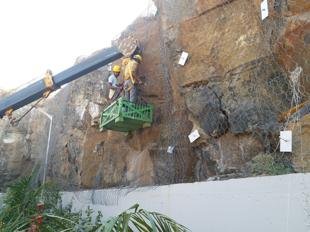 Rock Fall Netting Mesh - Color: Silver