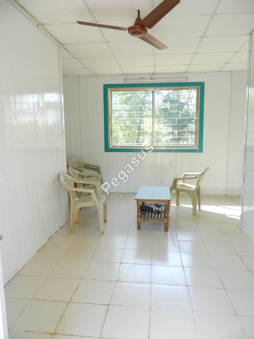 एलईडी लाइट्स और लोड - सोलर कॉटेज इंटीरियर