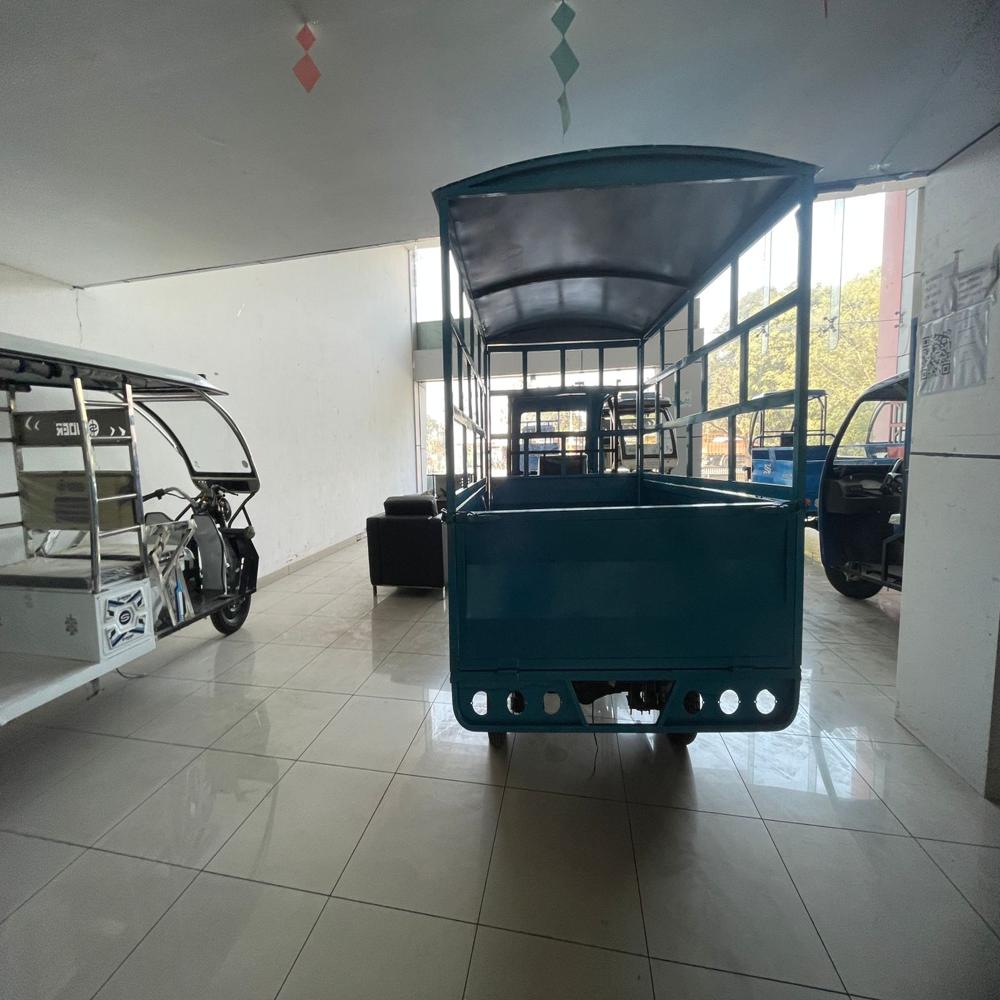 Three Wheeler E Rickshaw Loader - Battery Capacity: 100 Ampere-hour  (Ah)