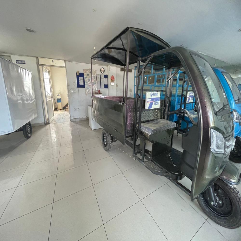 Three Wheeler E Rickshaw Loader - Battery Capacity: 100 Ampere-hour  (Ah)