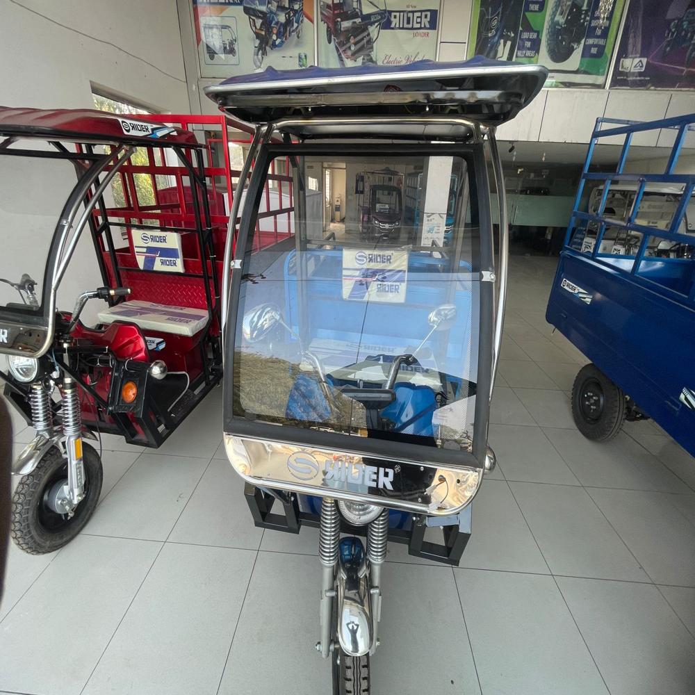 Battery E Rickshaw Loader - Lithium Ion Batteries, 4 Hour Charging Time, 750 Watt Motor, 1000 Kg Capacity | Efficient Short-distance Transport