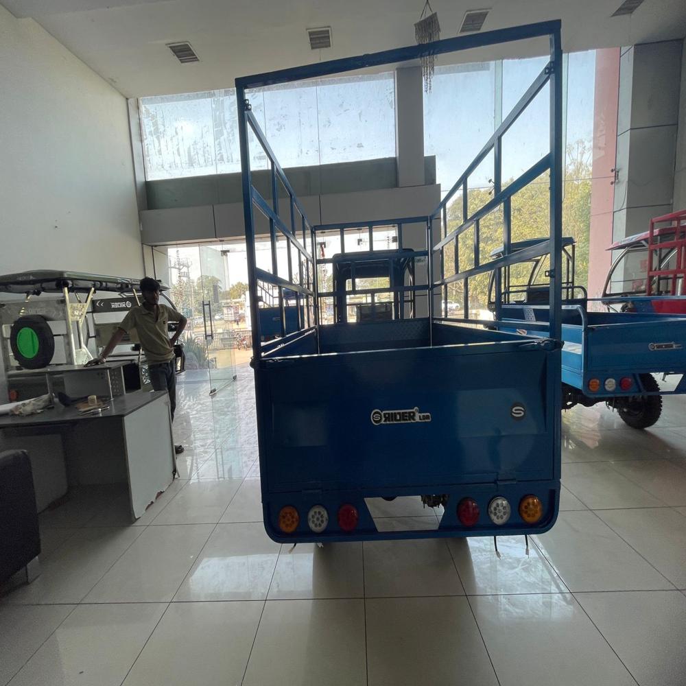 Battery E Rickshaw Loader - Lithium Ion Batteries, 4 Hour Charging Time, 750 Watt Motor, 1000 Kg Capacity | Efficient Short-distance Transport