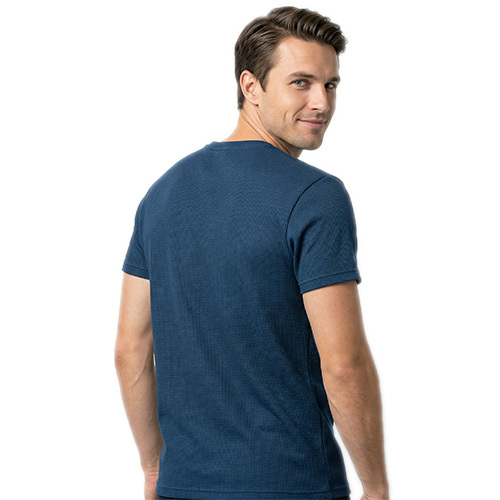 V-neck T-shirt - Age Group: 20-30