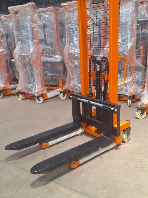 Hydraulic manual stacker