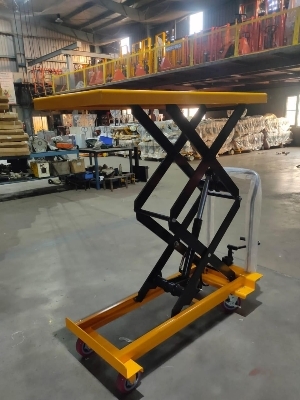Hydraulic scissor lift