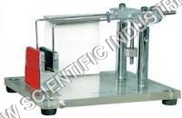 एक चुंबकीय क्षेत्र में कंडक्टर पर दिखाने के लिए उपकरण