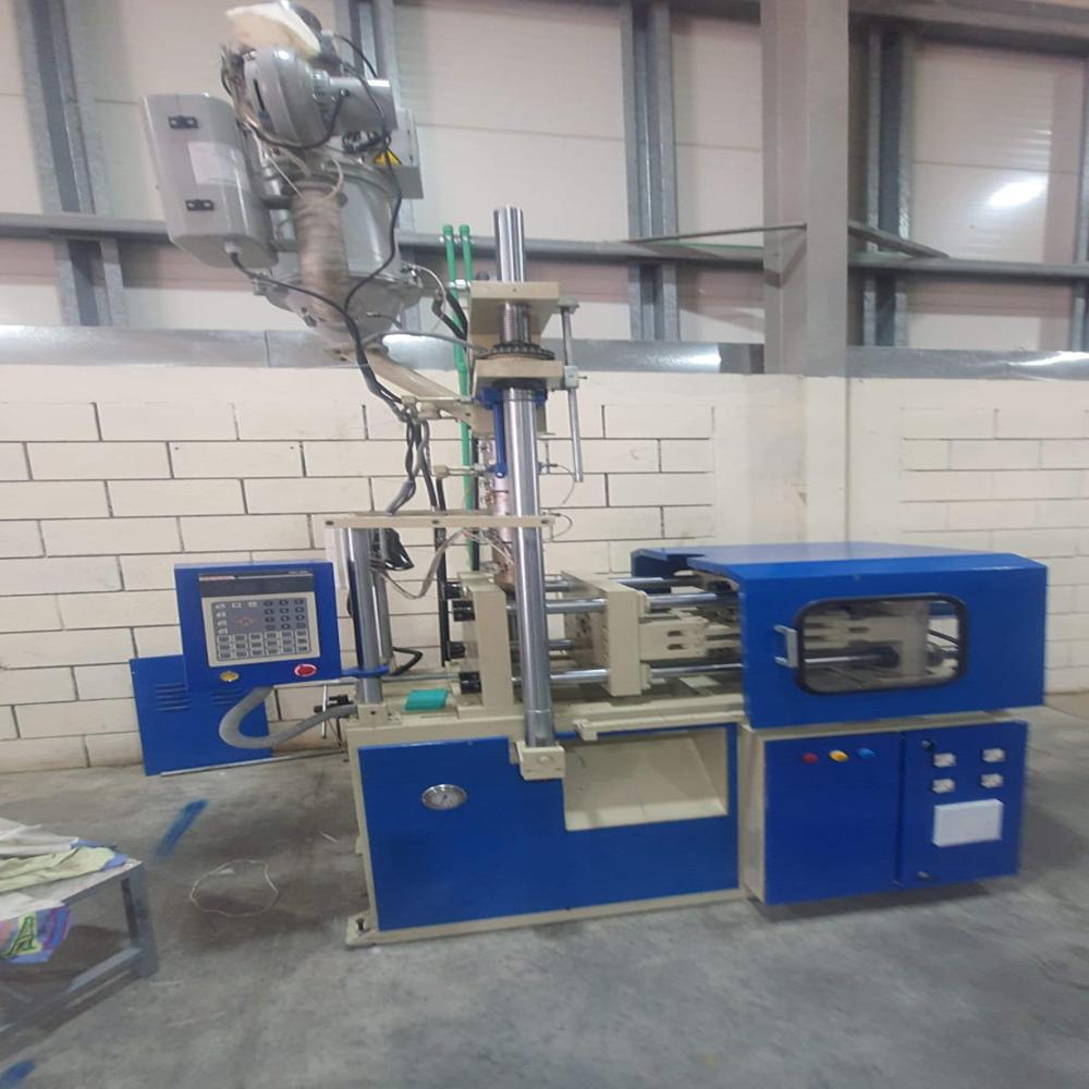 Blue-white Fully Automatic Toggle Type Vertical Injection Moulding Machine