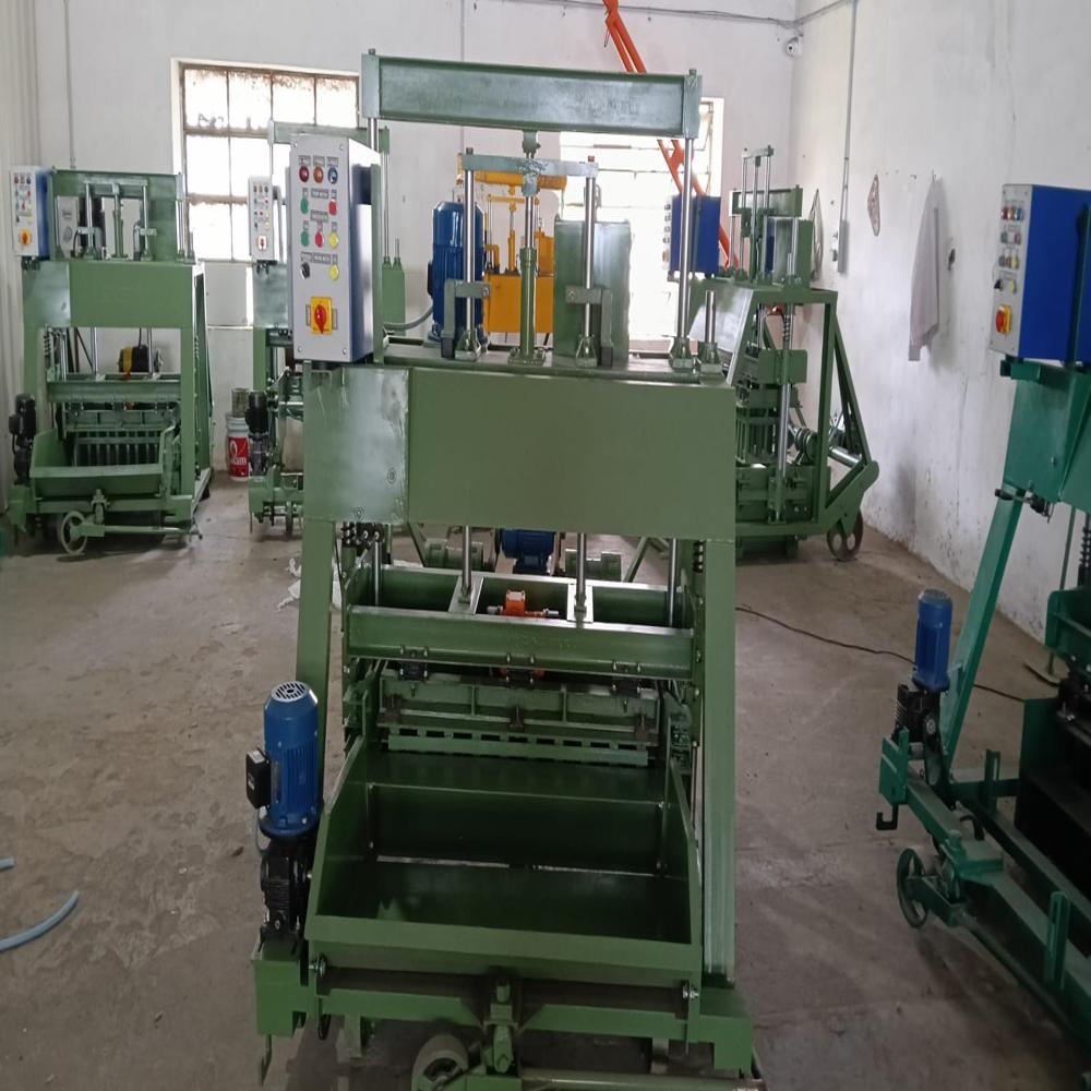 Hollow block machine