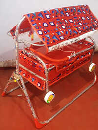 Smiley Senior Hood 4 Wheel Corner Hanging Palna - Color: Red
