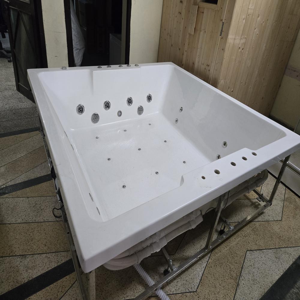 Jacuzzi Spa Bathtub - Color: White