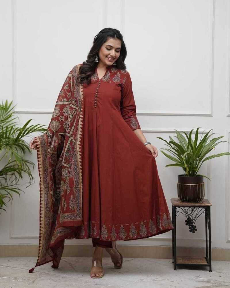 Women Printed Cotton Kurta And Pant Dupatta Set