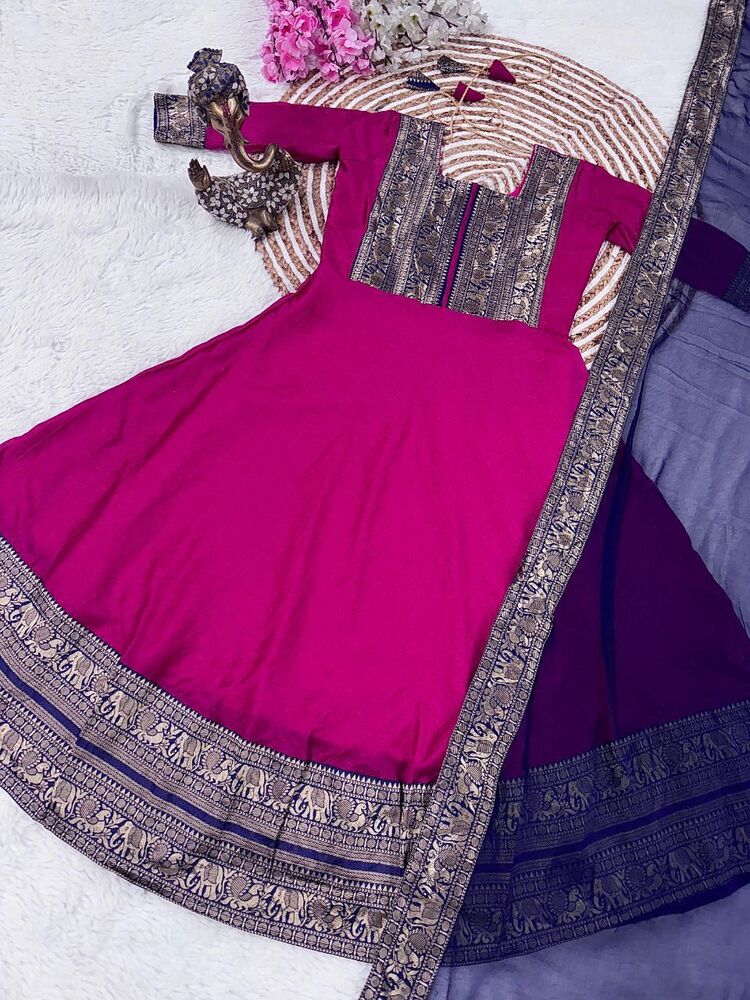 Trendy Spacial Traditional Outfit