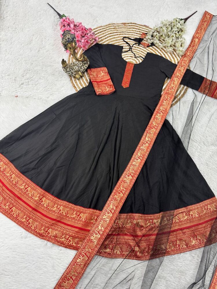 Trendy Spacial Traditional Outfit