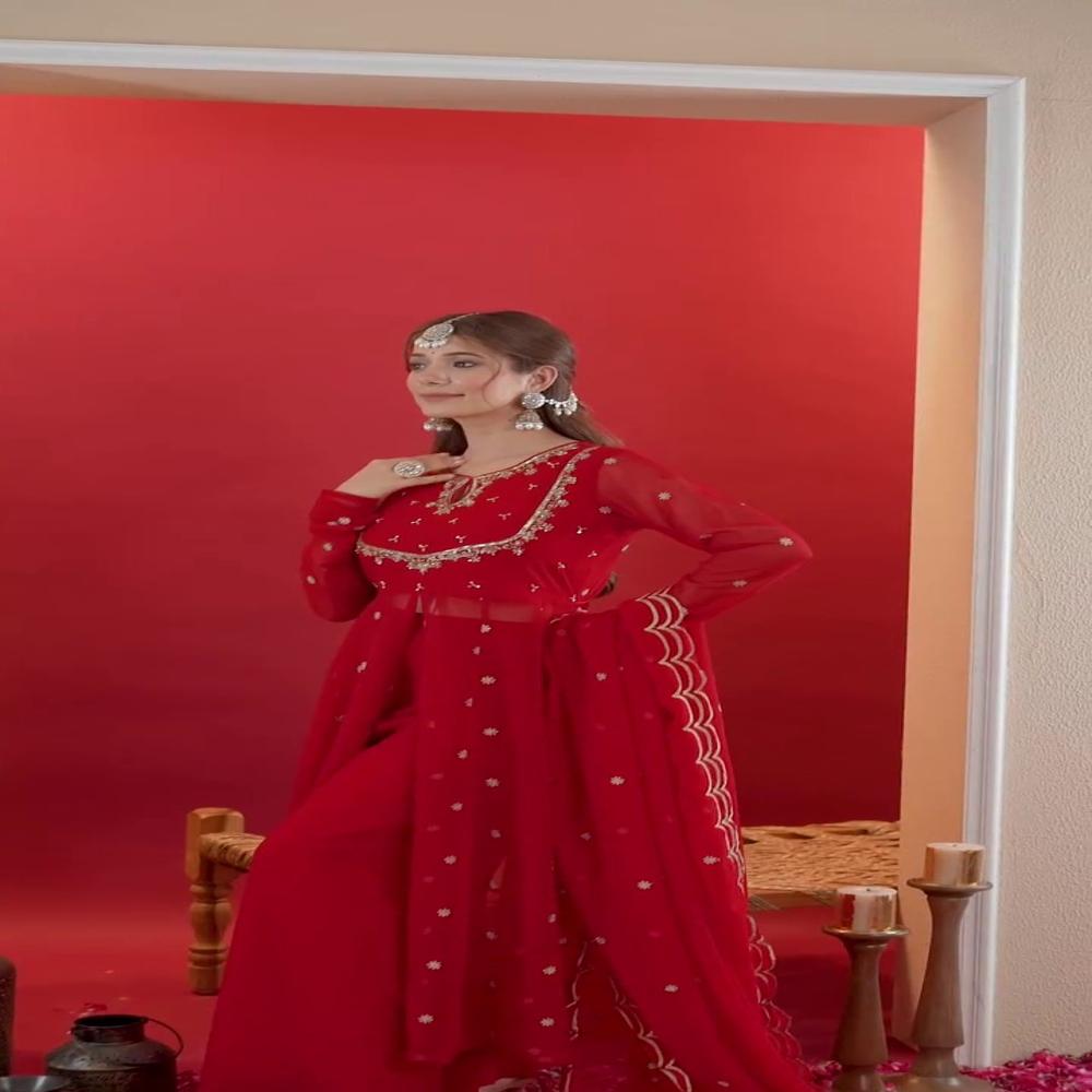 महिलाओं के लिए लाल त्योहारों का परिधान गाउन
