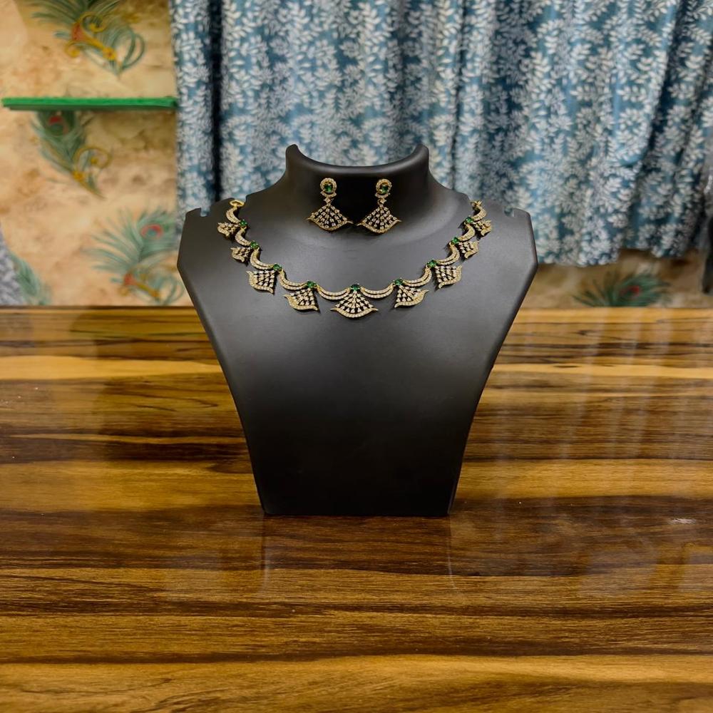 Heritage Green Scallop Necklace Set