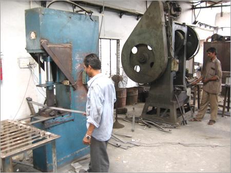 ऑटोमोबाइल स्प्रिंग लीव्स