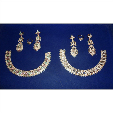 कॉस्ट्यूम मिलाने वाली नेकलेस