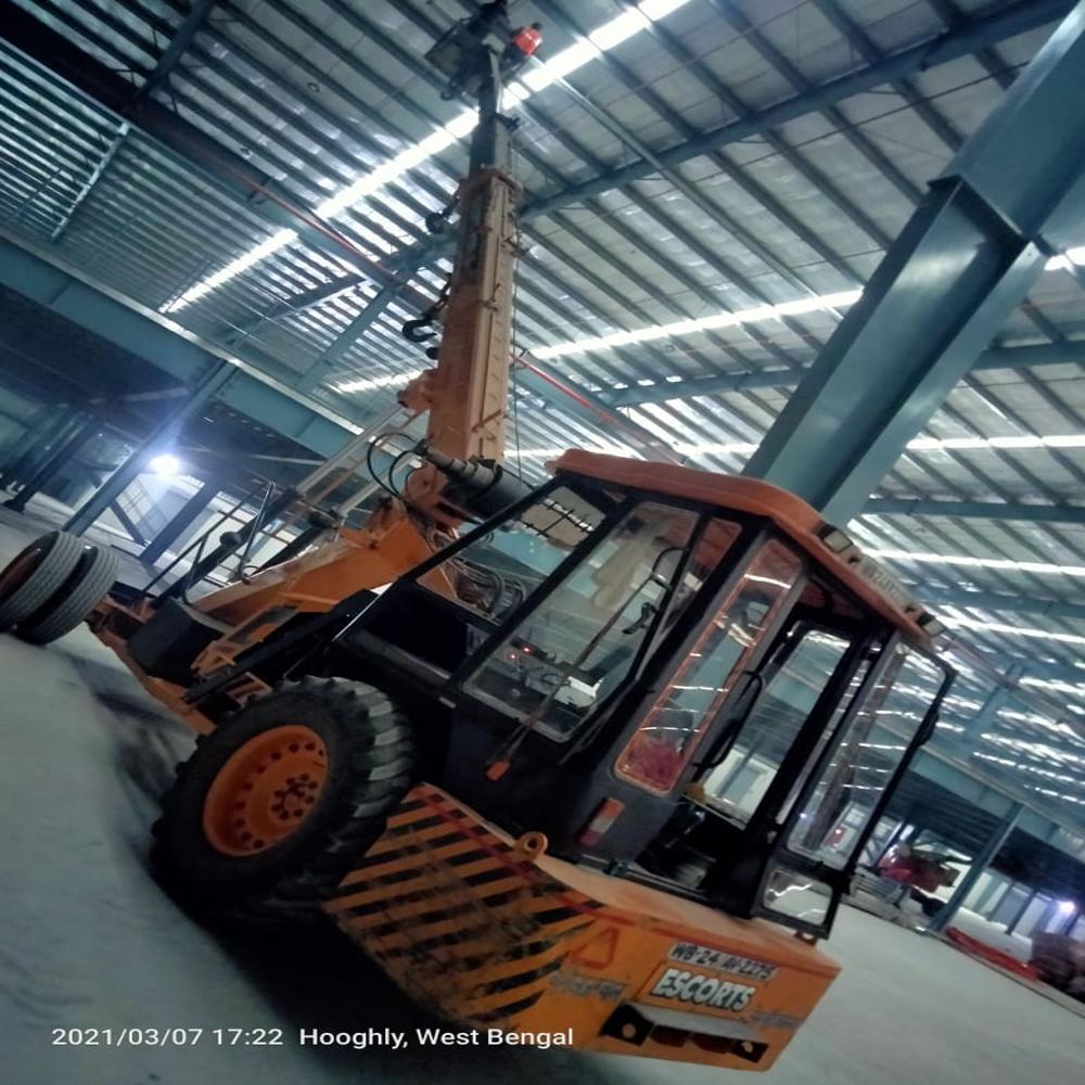bucket lift Crane  on hire services  in kolkata 