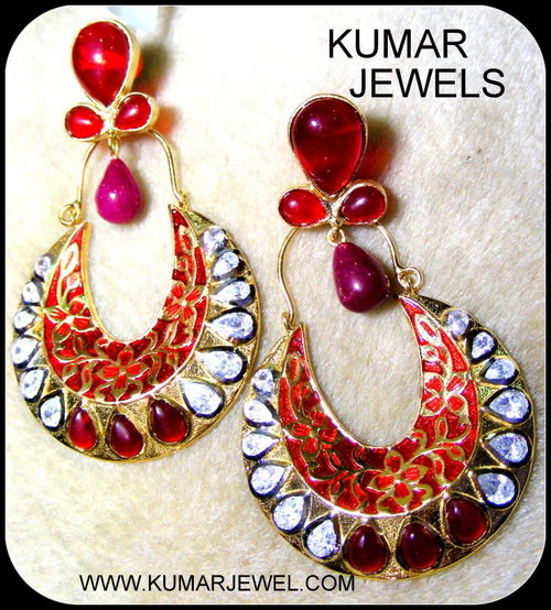 स्टाइलिश घेरा कान की बाली।