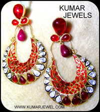 स्टाइलिश घेरा कान की बाली।